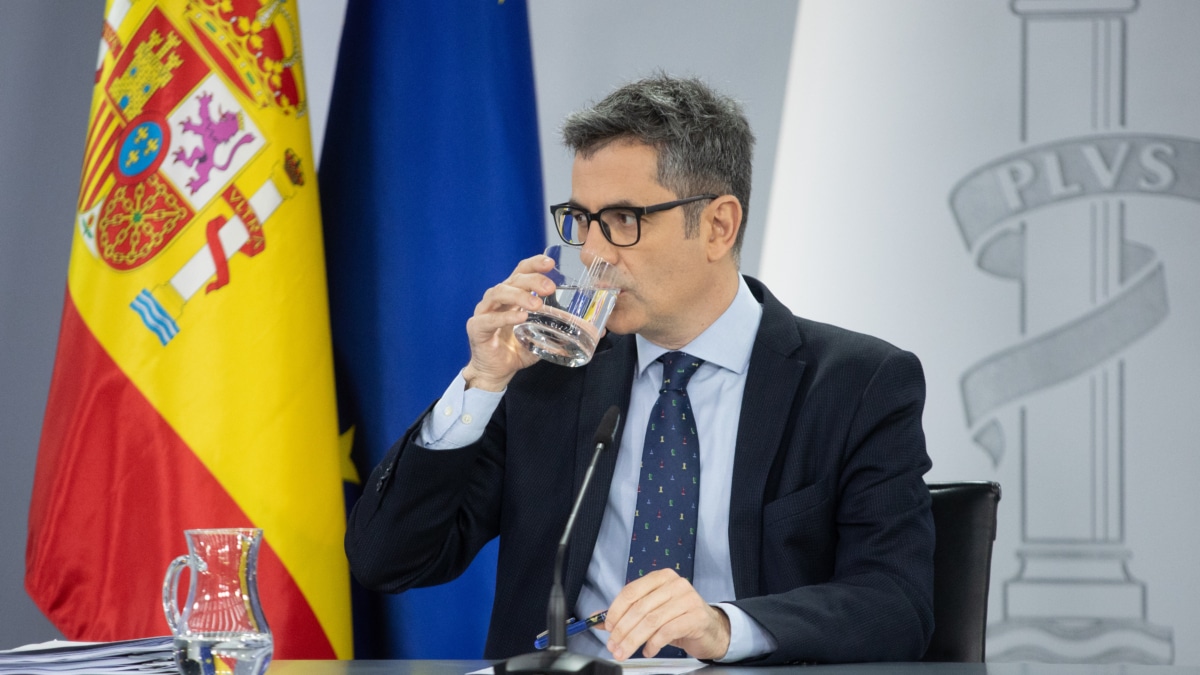 El ministro de la Presidencia, Justicia y Relaciones con las Cortes, Félix Bolaños, durante una rueda de prensa tras el Consejo de Ministros, en el Palacio de la Moncloa, a 21 de enero de 2025, en Madrid (España). El Consejo de Ministros ha aprobado el desarrollo del mecanismo para la financiación de empresas en zonas afectadas por la DANA a través del Fondo de Apoyo a la Inversión Industrial Productiva (FAIIP). Además el Gobierno ha aprobado una anteproyecto para modificar la Ley Orgánica del Poder Judicial en la que va a incluir un examen escrito para el acceso a la carrera judicial y fiscal, va a ampliar el número de plazas de jueces y fiscales y de becas para opositores y además va a prohibir la financiación privada de asociaciones judiciales. Alejandro Martínez Vélez / Europa Press 21/1/2025