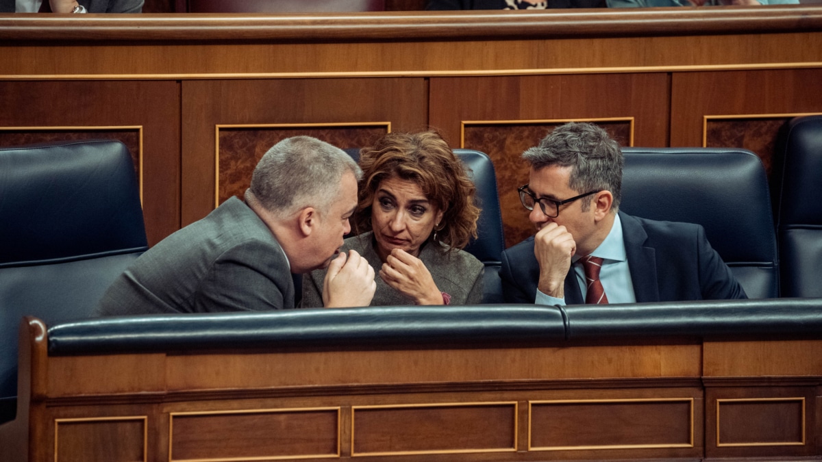 La vicepresidenta primera y ministra de Hacienda, María Jesús Montero, y el ministro de la Presidencia, Justicia y Relaciones con las Cortes, Félix Bolaños, durante una sesión plenaria extraordinaria, en el Congreso de los Diputados, a 22 de enero de 2025, en Madrid (España). El Congreso celebra el primer pleno del año, de manera extraordinaria, para aprobar el suplicatorio que permitirá al Tribunal Supremo imputar al exministro Ábalos. Además el Congreso votará la convalidación de tres decretos: la nueva extensión del decreto anticrisis, que incluye descuentos en el transporte público o la prohibición de cortar los suministros básicos; la nueva reforma de las pensiones para incentivar la extensión de la vida laboral; y la prórroga durante un año del gravamen a los beneficios extraordinarios de las empresas energéticas. Gabriel Luengas / Europa Press 22 ENERO 2025;ÁBALOS;PLENO;VOTACIÓN;CONGRESO;SUPREMO;IMPUTAR 22/1/2025