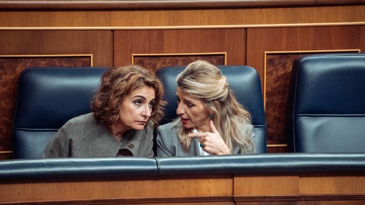 La vicepresidenta primera y ministra de Hacienda, María Jesús Montero (i) y la vicepresidenta segunda y ministra de Trabajo, Yolanda Díaz (d), durante la sesión parlamentaria de este miércoles en Madrid.