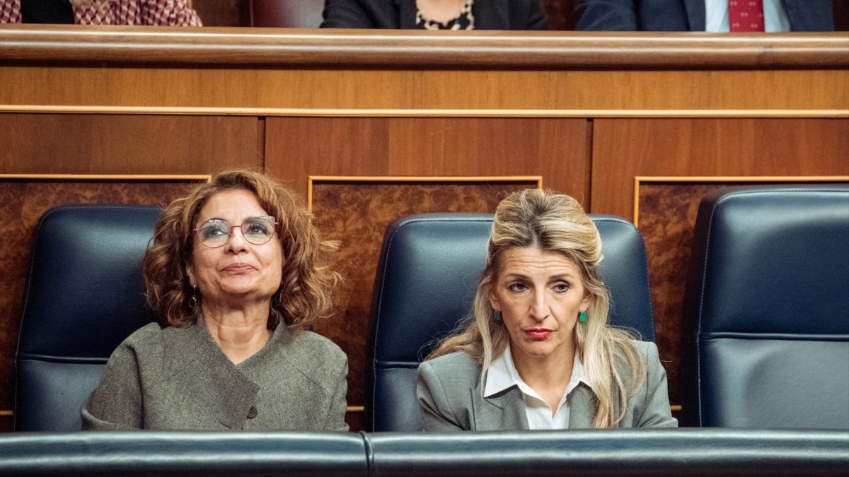 La ministra de Hacienda, María Jesús Montero (i), y la ministra de Trabajo, Yolanda Díaz, este miércoles en el Congreso de los Diputados.