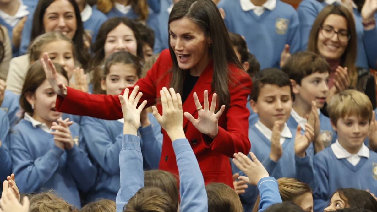 La Reina Letizia visita el CEIP Cortes de Cádiz en Madrid para conocer el proyecto "Think Equal"