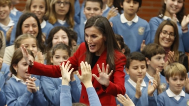 La Reina Letizia visita el CEIP Cortes de Cádiz en Madrid para conocer el proyecto "Think Equal"