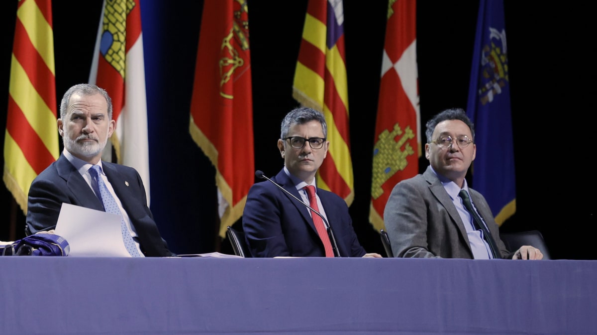 El Rey Felipe VI; el ministro de la Presidencia, Justicia y Relaciones con las Cortes, Félix Bolaños, y el Fiscal General del Estado, Álvaro García Ortiz, durante el acto de entrega de despachos en Barcelona este 23 de enero de 2025.