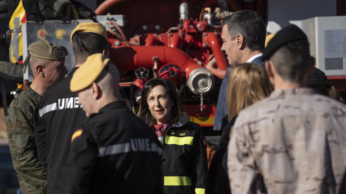 El presidente del Gobierno, Pedro Sánchez (d), y la ministra de Defensa, Margarita Robles (i) visita las unidades del Ejército que colaboran en la ayuda y reconstrucción de la DANA en el Cuartel General Terrestre de Alta Disponibilidad de Bétera (CGTAD), a 23 de enero de 2025, en Bétera, Valencia, Comunidad Valenciana (España). El presidente del Gobierno regresa así a Valencia después de la visita que se saldó con incidentes en Paiporta y que realizó junto a los Reyes el pasado 3 de noviembre, unos días después de la catástrofe de la DANA. Jorge Gil / Europa Press 23/1/2025