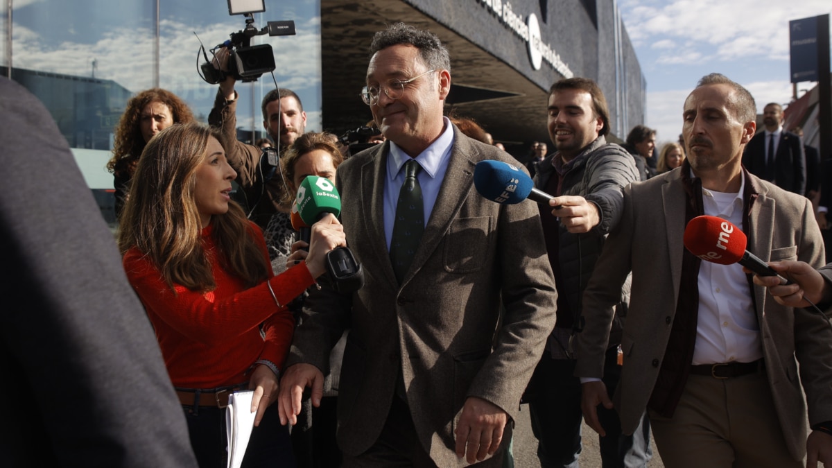 El Fiscal General del Estado, Álvaro García Ortiz, a su salida del acto de entrega de despachos de la 73 promoción de la Carrera Judicial, en el Auditorio Da Vinci, a 23 de enero de 2025, en Barcelona