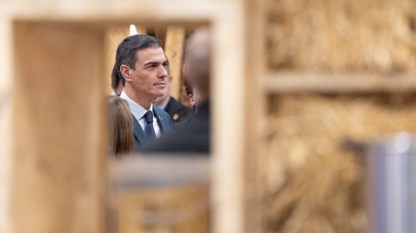 El presidente del Gobierno, Pedro Sánchez, en el estand de Paradores, durante su visita a la 45ª edición de la Feria Internacional del Turismo (Fitur), en Ifema Madrid, a 24 de enero de 2025, en Madrid (España). Tras una visita por los algunos estands de Ifema, el presidente del Ejecutivo, participa en el acto ‘El patrimonio histórico y cultural como motor de la diversificación turística’ en el estand de Turespaña. Eduardo Parra / Europa Press 24 ENERO 2025;PEDOR SANCHEZ;TURESPAÑA; 24/1/2025