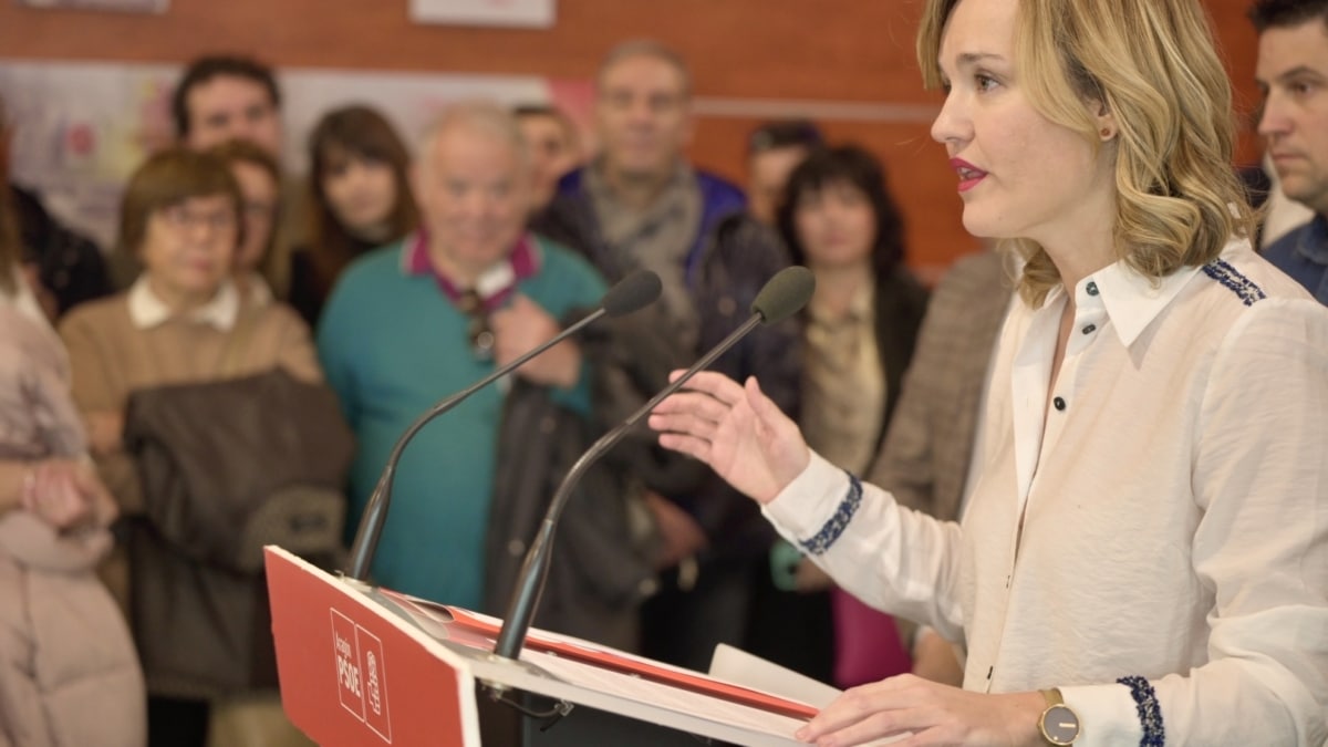 La portavoz del Gobierno y ministra de Educación, Pilar Alegría, durante una rueda de prensa, en la sede del PSOE de Aragón, a 24 de enero de 2025, en Zaragoza, Aragón (España). Pilar Alegría ha anunciado hoy que será la próxima secretaria general del PSOE Aragón tras haber retirado su oponente en las primarias, el diputado autonómico Darío Villagrasa, su candidatura. Por tanto, no se celebrarán primarias y el Congreso Regional tendrá lugar el próximo mes de marzo. Marcos Cebrián / Europa Press 24 ENERO 2025;PSOE;ARAGÓN;SECRETARIA;PRIMARIAS;ELECCIONES 24/1/2025