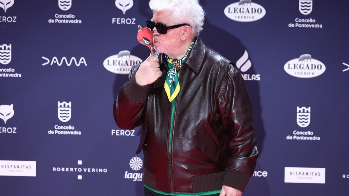 El director Pedro Almodóvar posa con el premio a Mejor dirección por 'La habitación de al lado', en la alfombra roja de los premiados en los Premios Feroz 2025