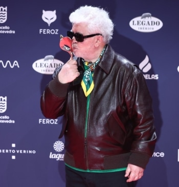 El director Pedro Almodóvar posa con el premio a Mejor dirección por 'La habitación de al lado', en la alfombra roja de los premiados en los Premios Feroz 2025