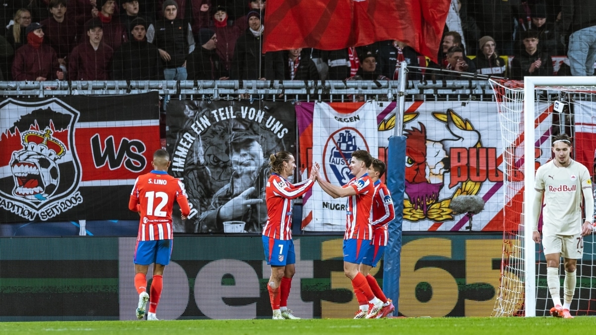 Jugadores del atlético celebran un gol conseguido frente al RB Salzburg