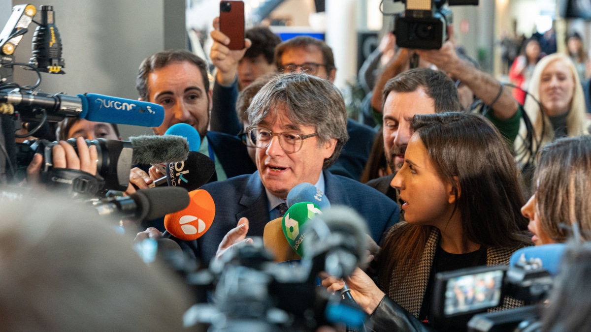 El expresidente de la Generalitat Carles Puigdemont atiende a medios a su llegada al Parlamento Europeo