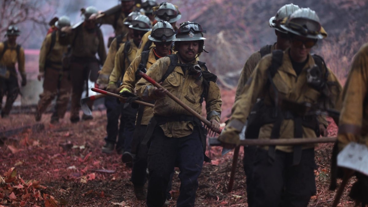 Bomberos en la zona devastada de Los Ángeles.