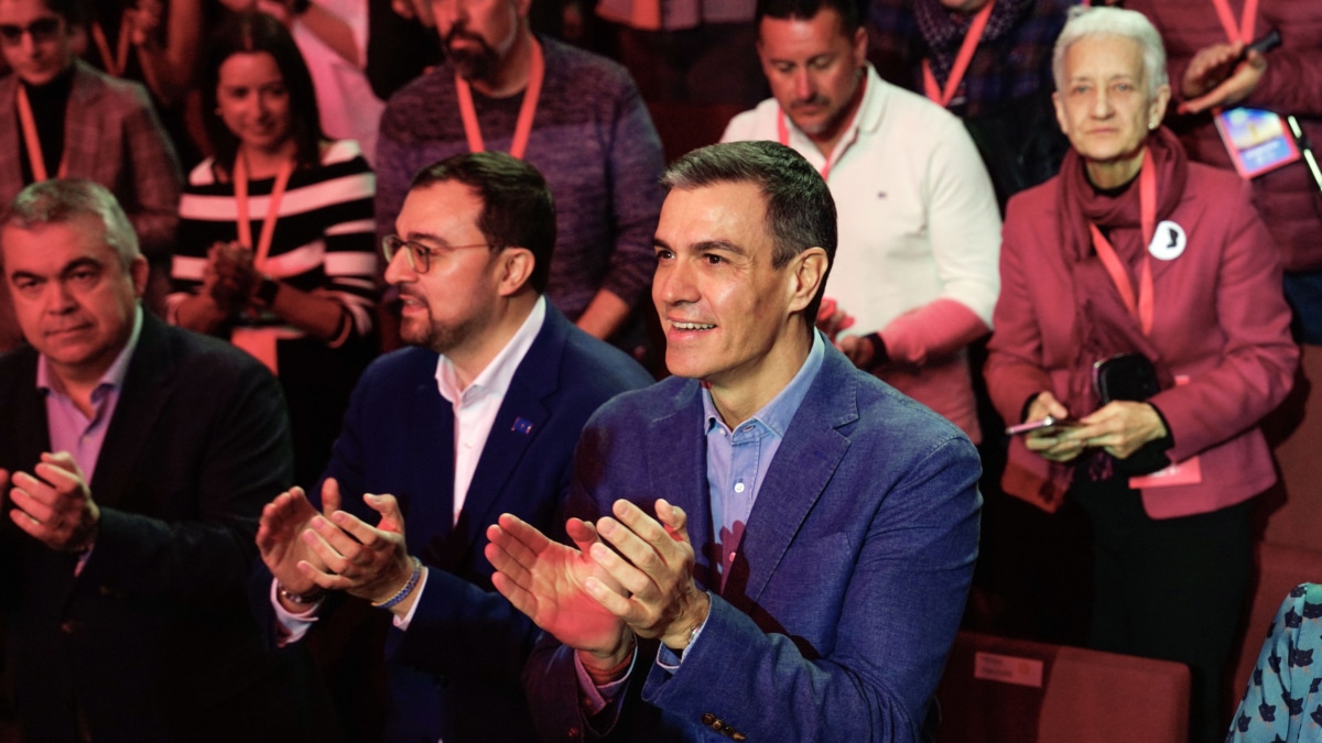 Avilés - El secretario general del PSOE y presidente del Gobierno, Pedro Sánchez (c), inaugura este viernes el 34 congreso de la Federación Socialista Asturiana (FSA-PSOE), en el que Adrián Barbón (2i) será proclamado por tercera vez consecutiva secretario general.-EFE/ Paco Paredes