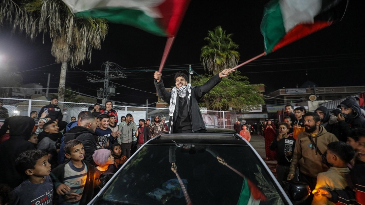 Palestinos reaccionan a las noticias de un acuerdo de alto el fuego con Israel, este miércoles, en Deir al Balah, centro de la Franja de Gaza