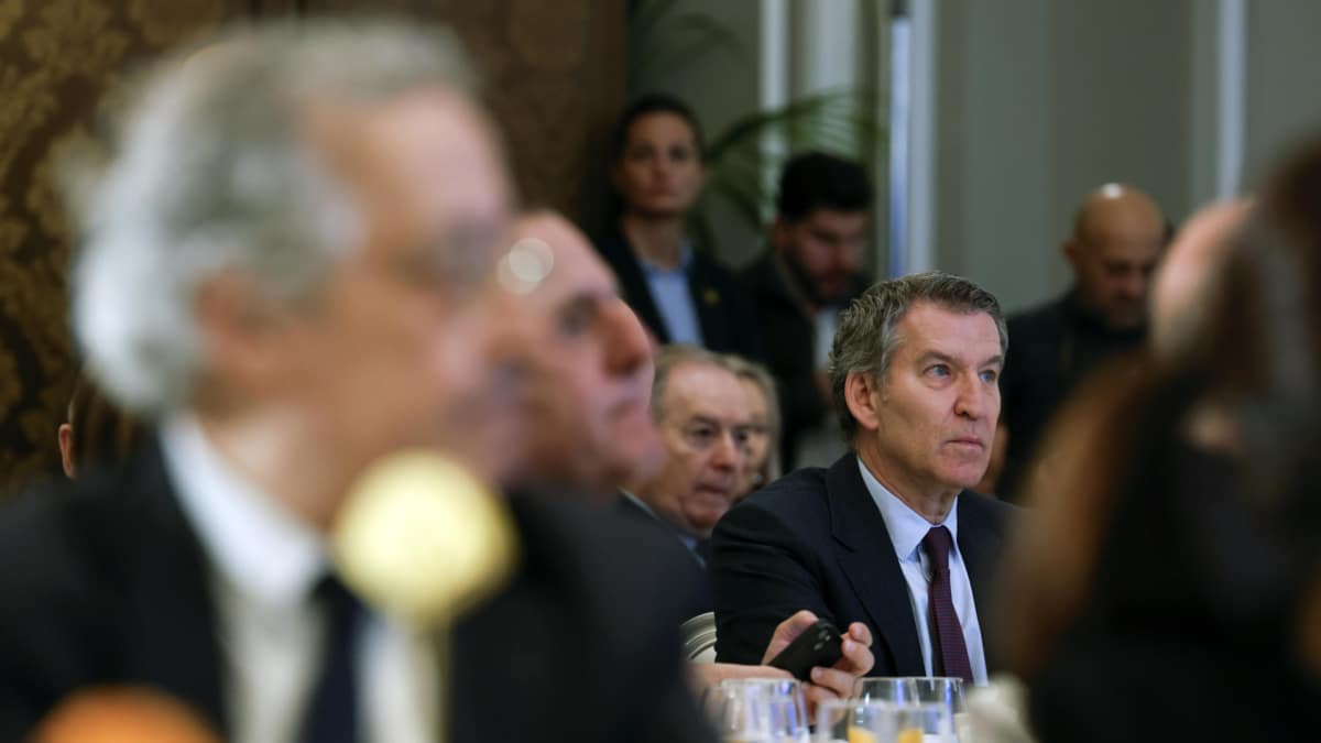 El líder del PP, Alberto Núñez Feijóo, ha presentado la intervención del presidente de Melilla, Juan José Imbroda, en un desayuno informativo del Forum Europa este martes en Madrid