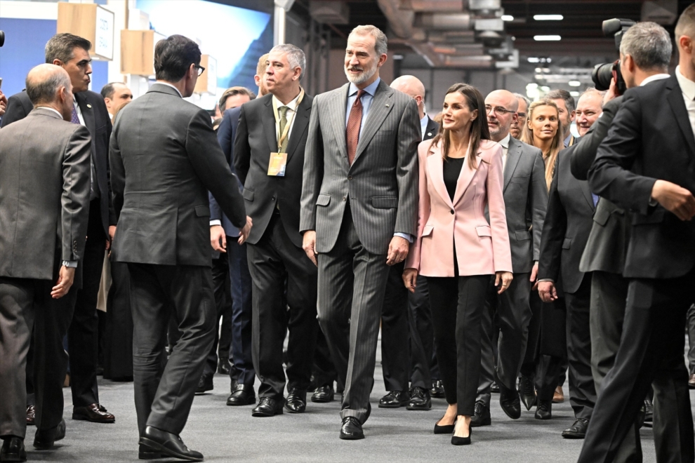 El presidente de la Generalitat de Cataluña, Salvador Illa, saluda a la reina Letizia y el rey Felipe durante la inauguración de la Feria Internacional de Turismo.