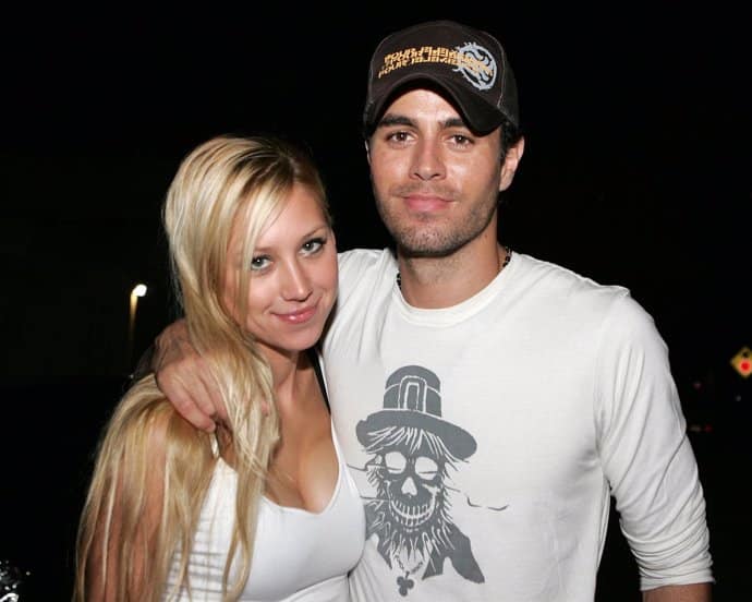 Anna Kournikova, pareja de Enrique Iglesias, reaparece en silla de ruedas