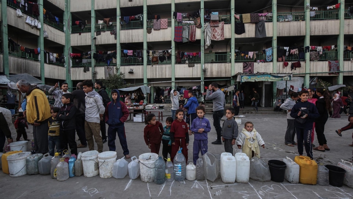 Palestinos desplazados llenan garrafas de agua en Deir el Balá, en la Franja de Gaza.