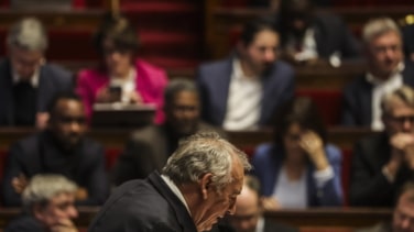 François Bayrou supera su primera moción de censura y divide a la izquierda