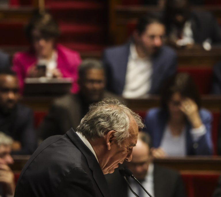 François Bayrou supera su primera moción de censura y divide a la izquierda