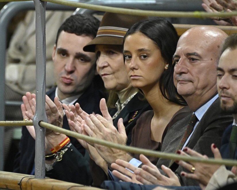 La infanta Elena con sus hijos, Froilán y Victoria Federica, asisten al Festival taurino benéfico en el Palacio Vistalegre en favor de los damnificados por la Dana de Valencia el pasado mes de diciembre. 