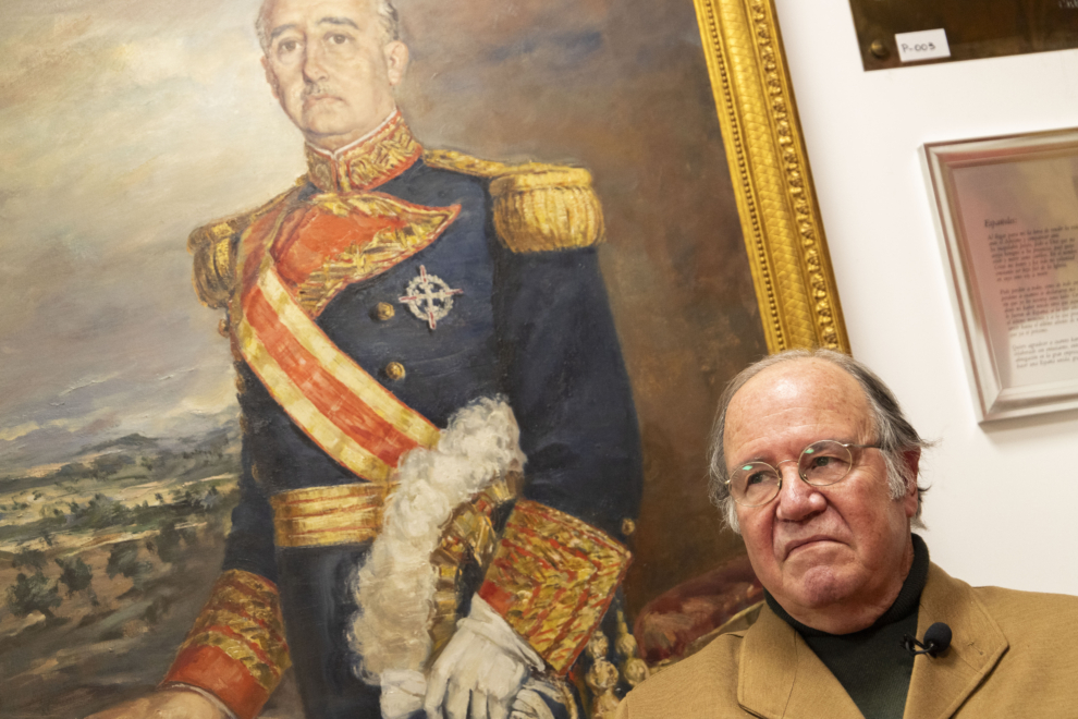 El presidente de la Fundación Francisco Franco, Juan Chicharro, durante la conversación con El Independiente, bajo un retrato de Franco obra de Juan Antonio Morales.