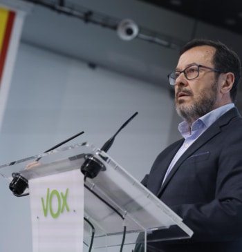 Vox recrimina que Feijóo espere a Puigdemont para una moción