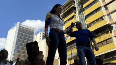 María Corina Machado reaparece en la manifestación de Caracas pese a la presión del régimen de Maduro