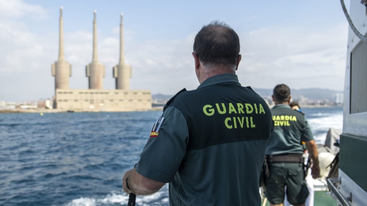 Varios agentes de la Guardia Civil durante una patrulla marítima en el Puerto de Barcelona, a 4 de julio de 2023, en Barcelona, Catalunya (España).