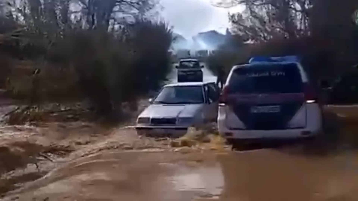 Guardia Civil rescata a una persona atrapada en su coche.