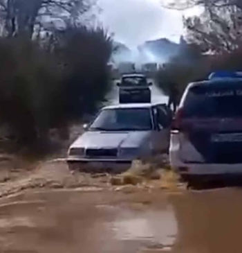 La Guardia Civil rescata a una persona atrapada en su coche