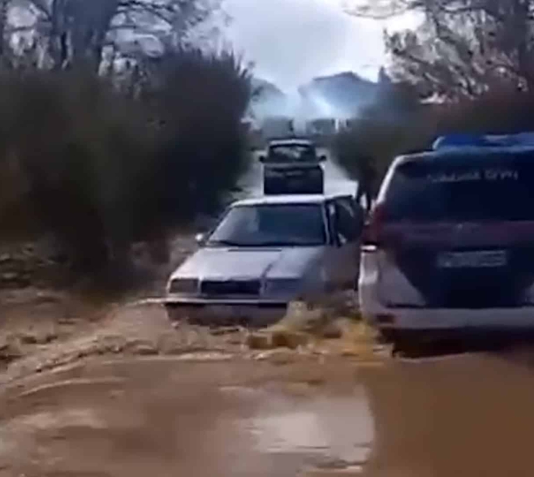 La Guardia Civil rescata a una persona que había quedado atrapada en su coche