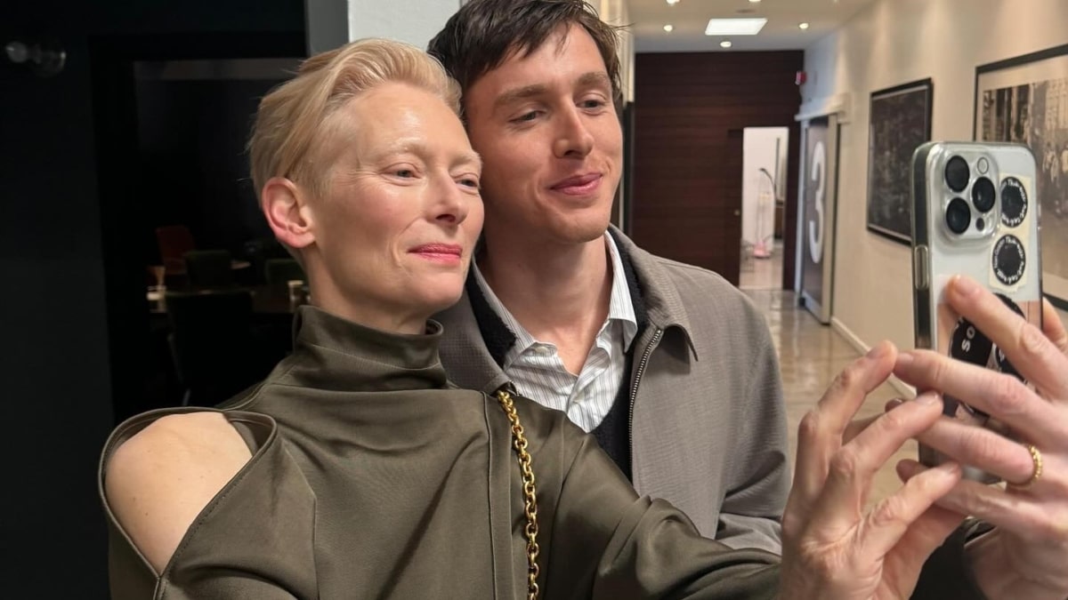 Harris Dickinson posa con Tilda Swinton.