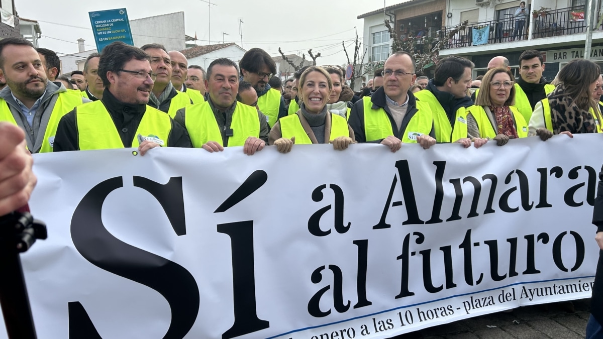 Miles de personas se manifiestan contra el cierre de la central nuclear de Almaraz