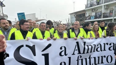 Miles de personas se manifiestan contra el cierre de la central nuclear de Almaraz