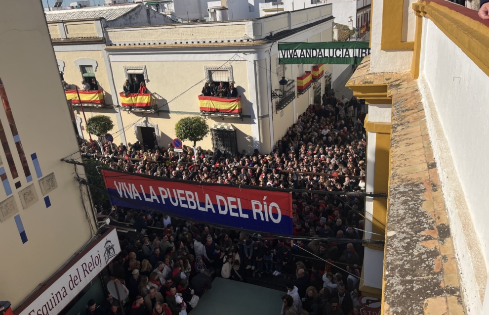 Ambiente en La Puebla del Río (Sevilla) antes del chupinazo de San Sebastián.