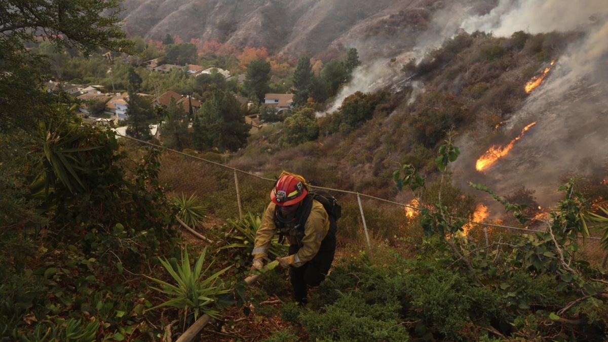 Bomberos trabajan en una estructura defensiva contra el incendio de Palisades en Los Ángeles, California, este 11 de enero.