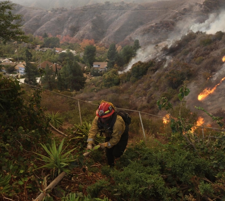 California lucha contra los incendios con presos a los que paga diez dólares al día