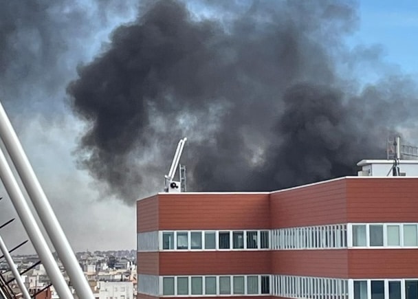 Incendio de una azotea en un edificio de la calle San Bernardo de Madrid, a la altura de la glorieta de Quevedo, que ha quedado extinguido a primera hora de esta tarde sin que se hayan producido heridos.