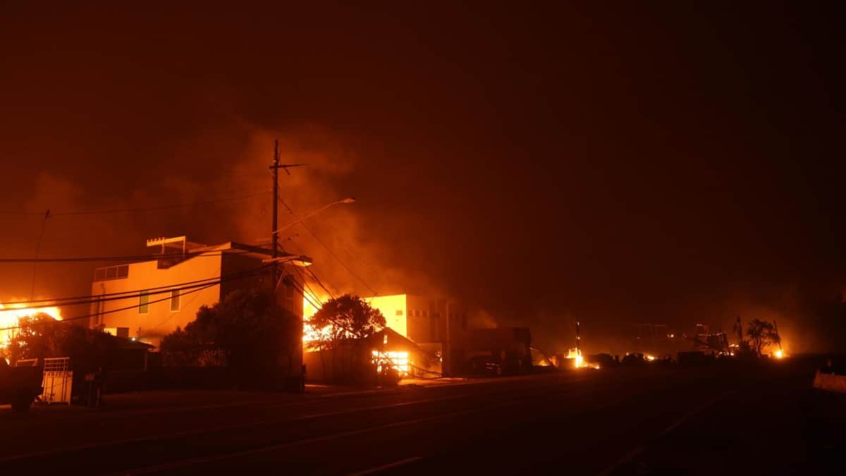 El incendio de Palisades quema varias viviendas en la Carretera 1, en Malibu, California.