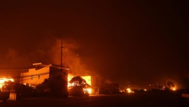 Tres incendios arrasan Los Ángeles y obligan a 30.000 personas a abandonar sus casas