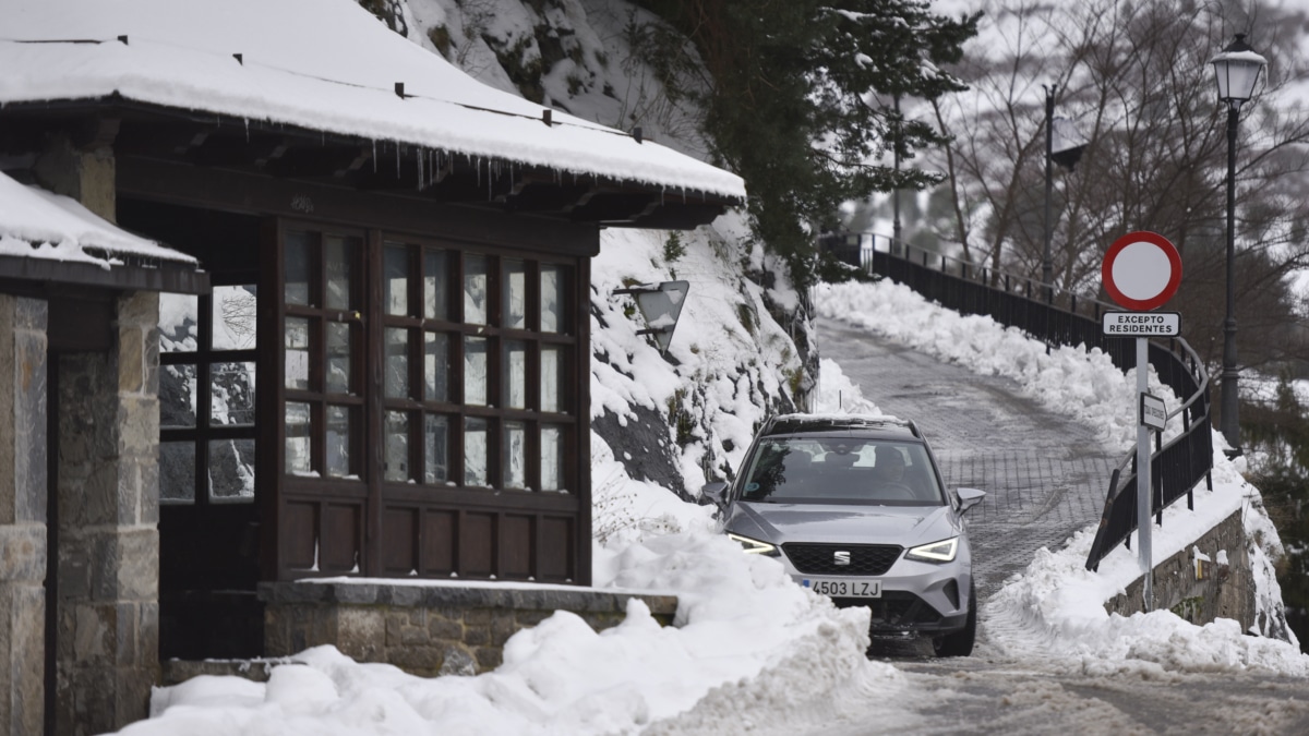 Labores de retirada de la nieve acumulada en carreteras y coches en Sallent de Gàllego