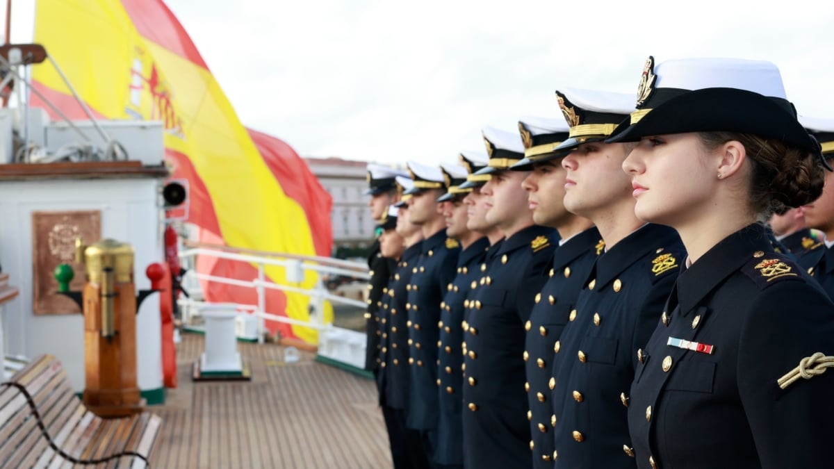 La princesa Leonor con sus compañeros, ya a bordo de Juan Sebastian Elcano.