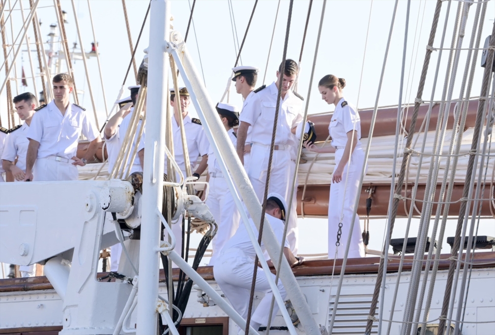 La princesa Leonor y sus compañeros a bordo de Elcano en Tenerife. 