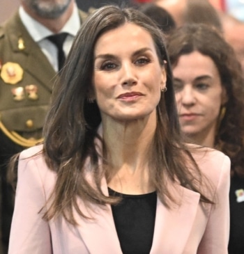 La reina Letizia y su americana de rebajas triunfan en Fitur