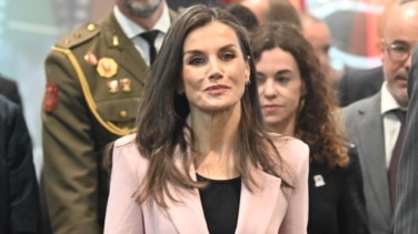 La apuesta de segundas rebajas de la reina Letizia para su último look de trabajo