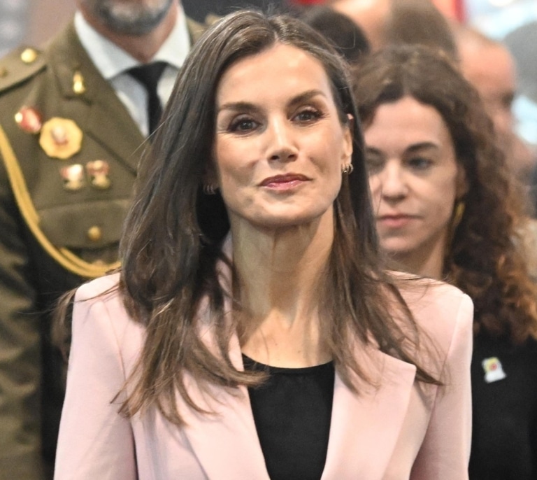 La apuesta de segundas rebajas de la reina Letizia para su último look de trabajo