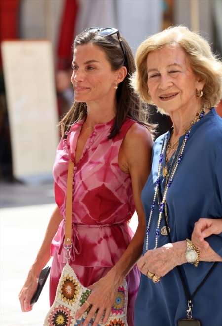 La reina Letizia y la reina Sofía pasean por la plaza mayor de Palma de Mallorca, en verano de 2024.