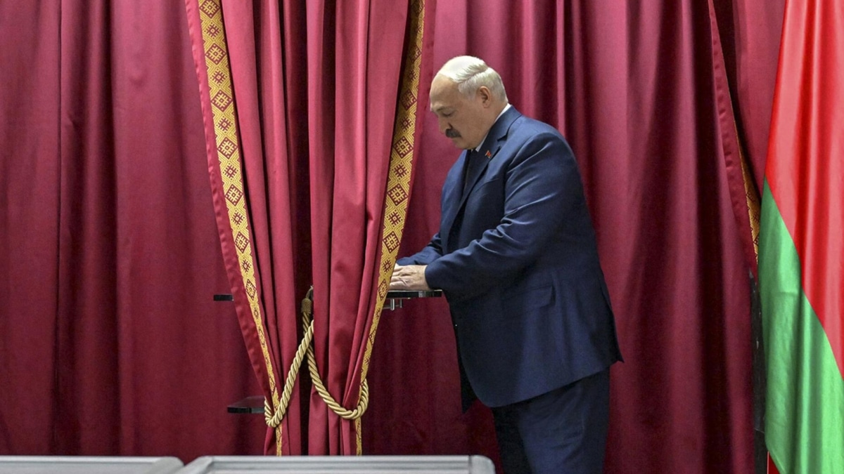 El presidente de Bielorrusia, Alexander Lukashenko, este domingo votando Minsk