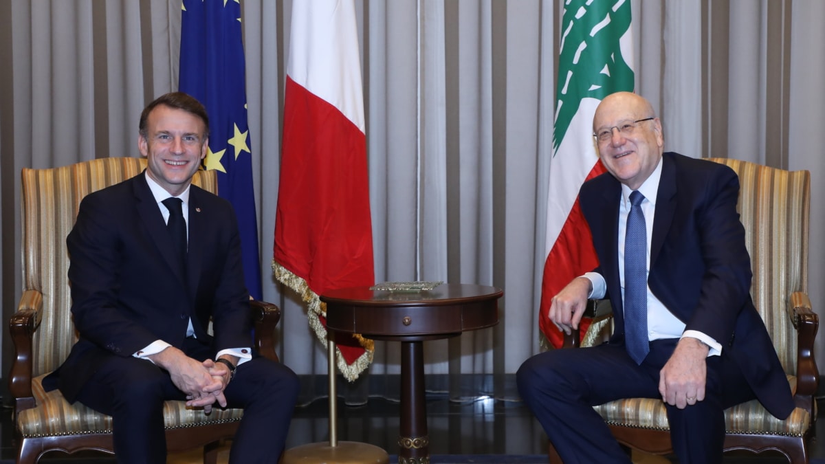 El presidente francés, Emmanuel Macron, junto al presidente Aoun, e Beirut